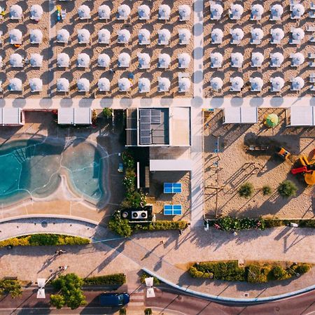 Hotel International Direttamente Sulla Sabbia Misano Adriatico Bagian luar foto