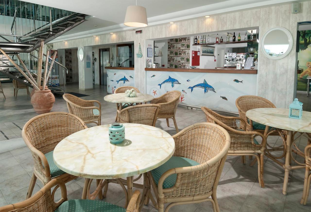 Hotel International Direttamente Sulla Sabbia Misano Adriatico Bagian luar foto