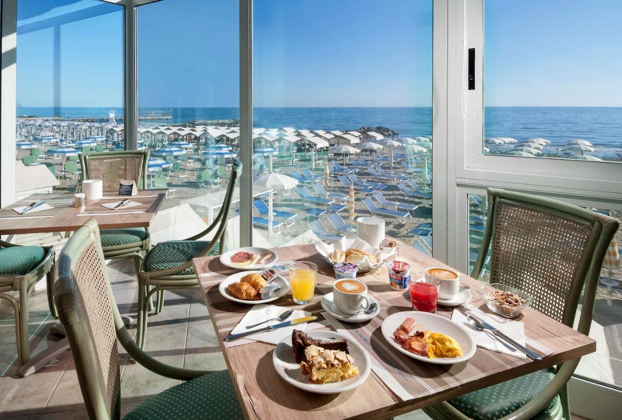 Hotel International Direttamente Sulla Sabbia Misano Adriatico Bagian luar foto