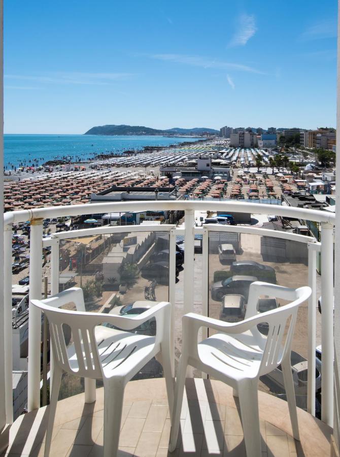 Hotel International Direttamente Sulla Sabbia Misano Adriatico Bagian luar foto