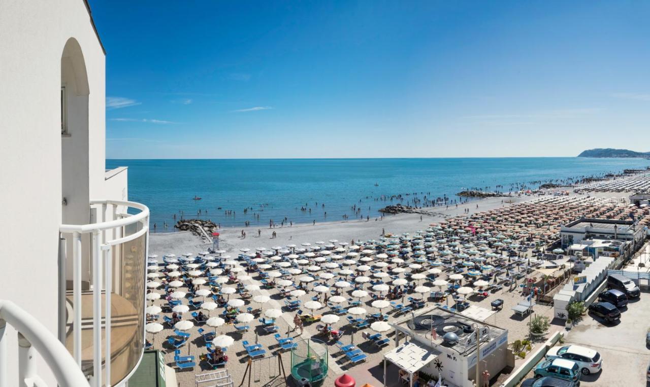 Hotel International Direttamente Sulla Sabbia Misano Adriatico Bagian luar foto
